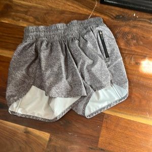 Lululemon Tracker shorts 4” in grey